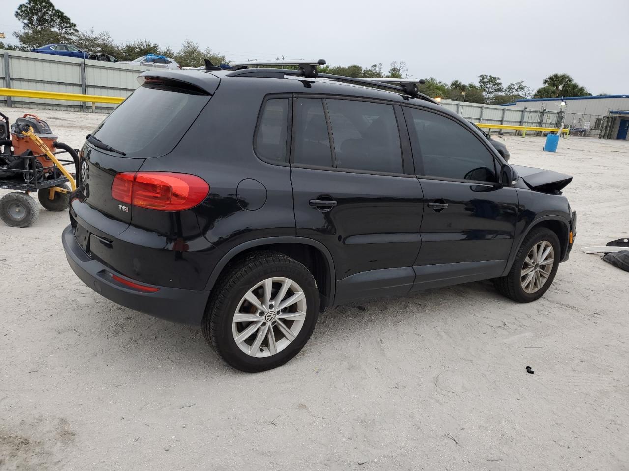 2017 Volkswagen Tiguan - Image 3