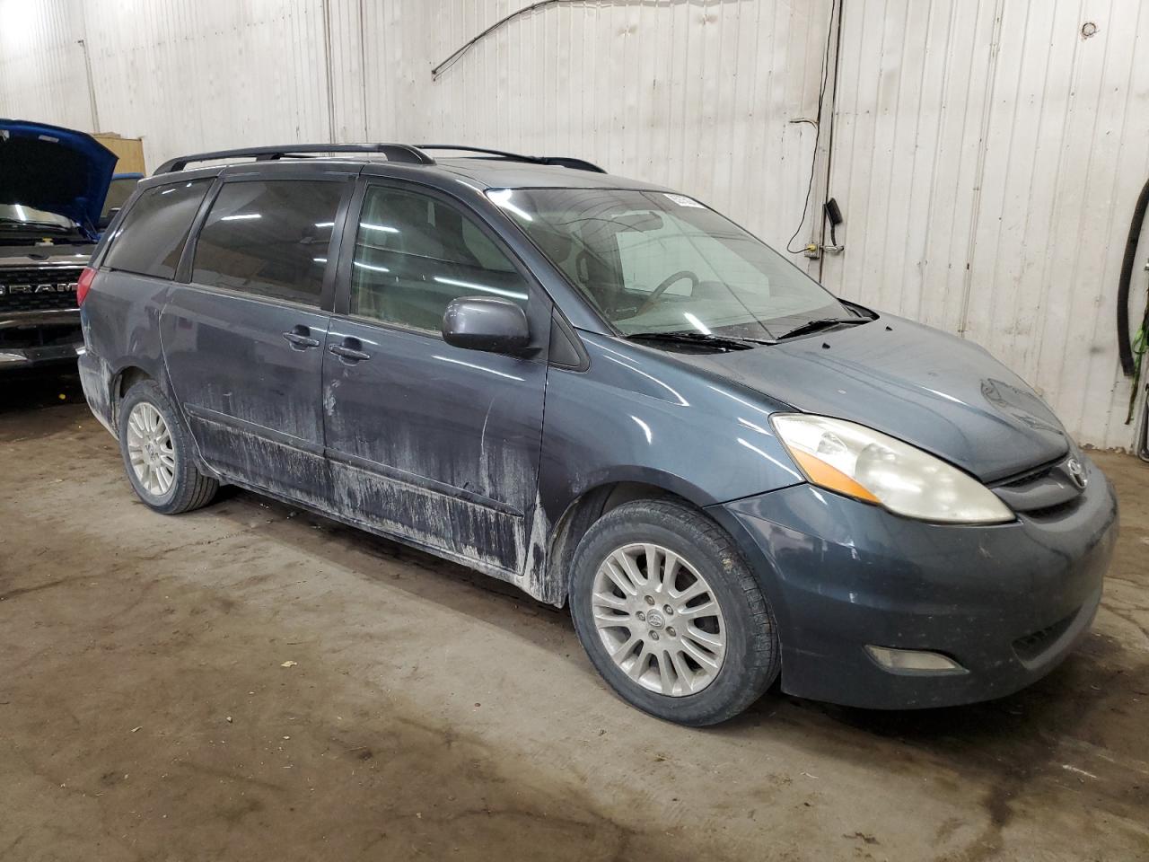 2010 Toyota Sienna - Image 4