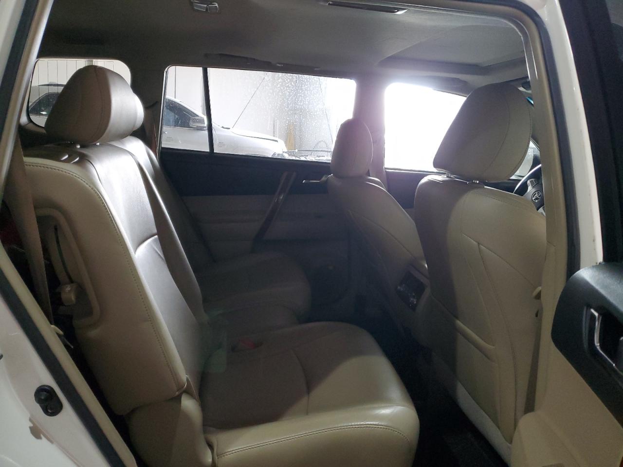 2013 Toyota Highlander - Image 11