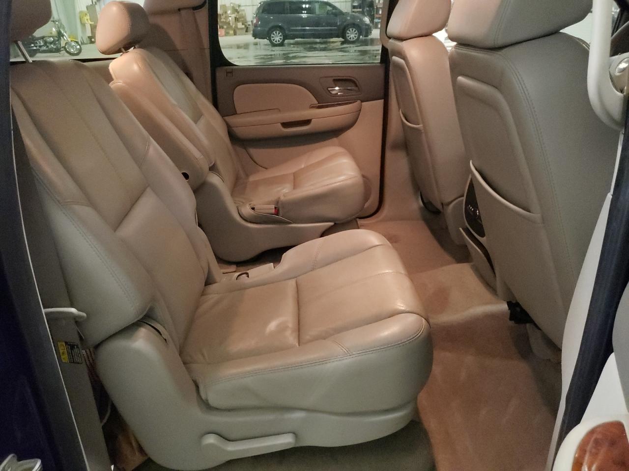 2007 Chevrolet Suburban - Image 11