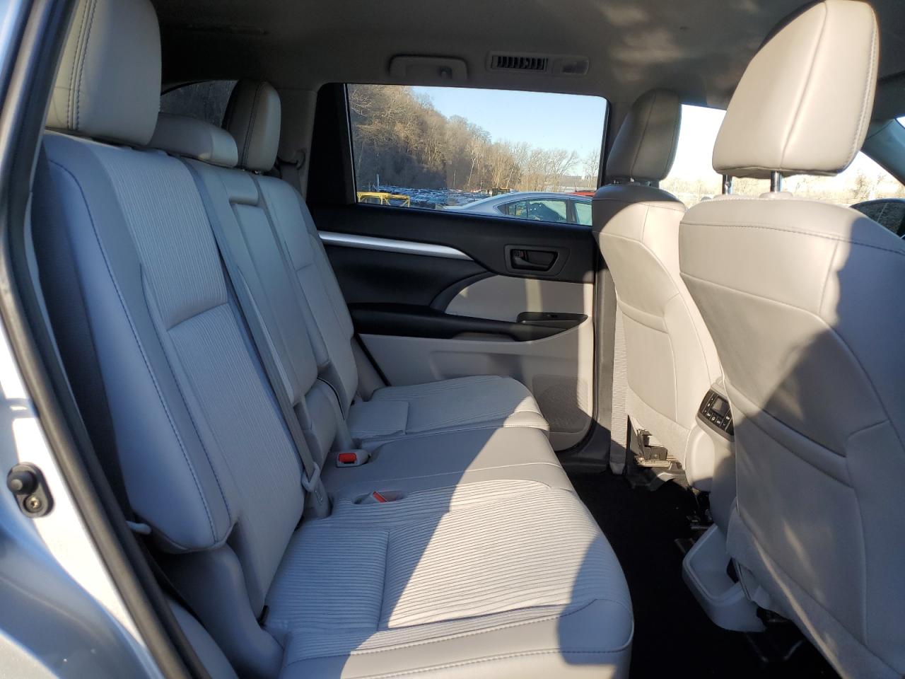 2019 Toyota Highlander - Image 12