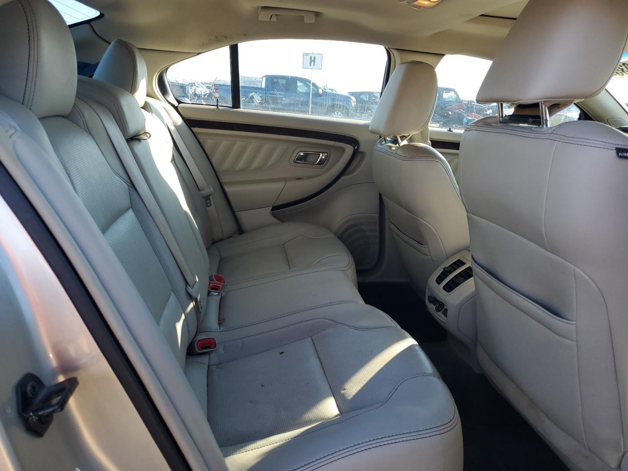 2011 Ford Taurus - Image 10