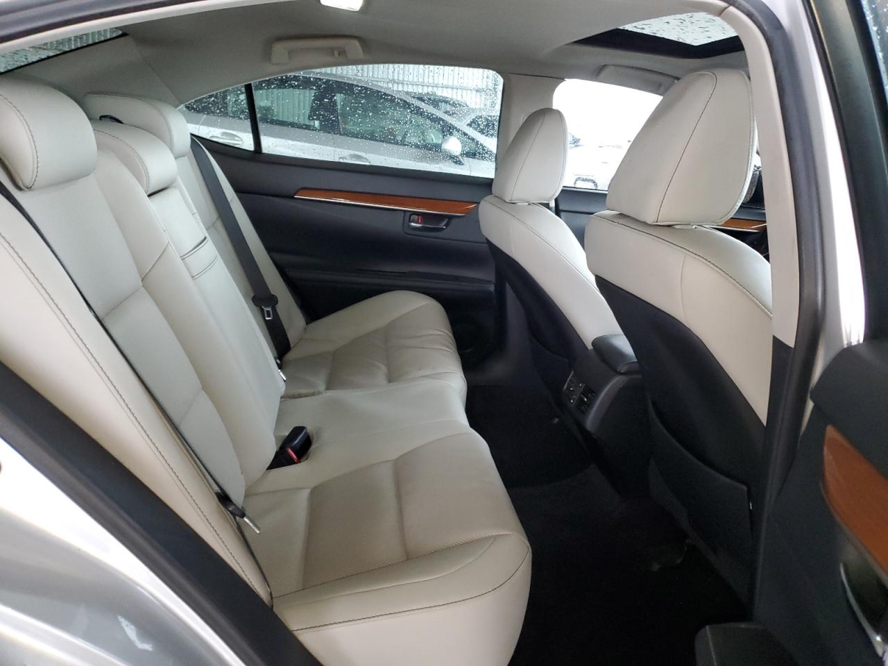 2014 Lexus ES - Image 10
