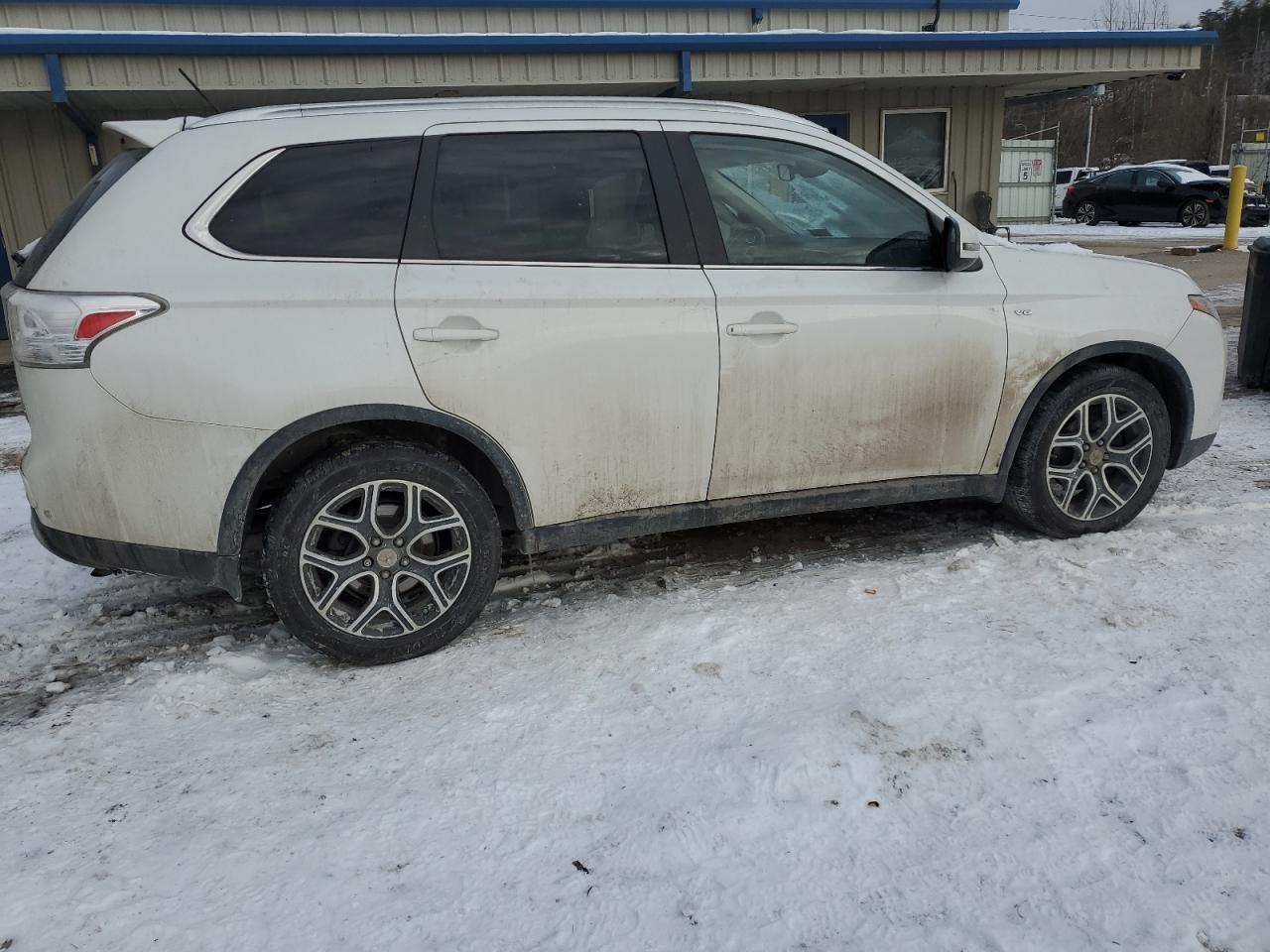 2015 Mitsubishi Outlander - Image 3
