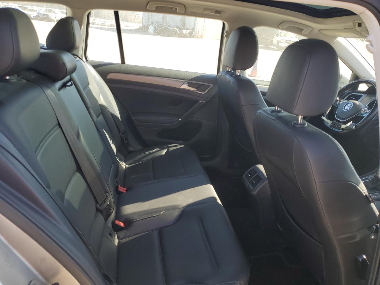 2016 Volkswagen Golf - Image 11