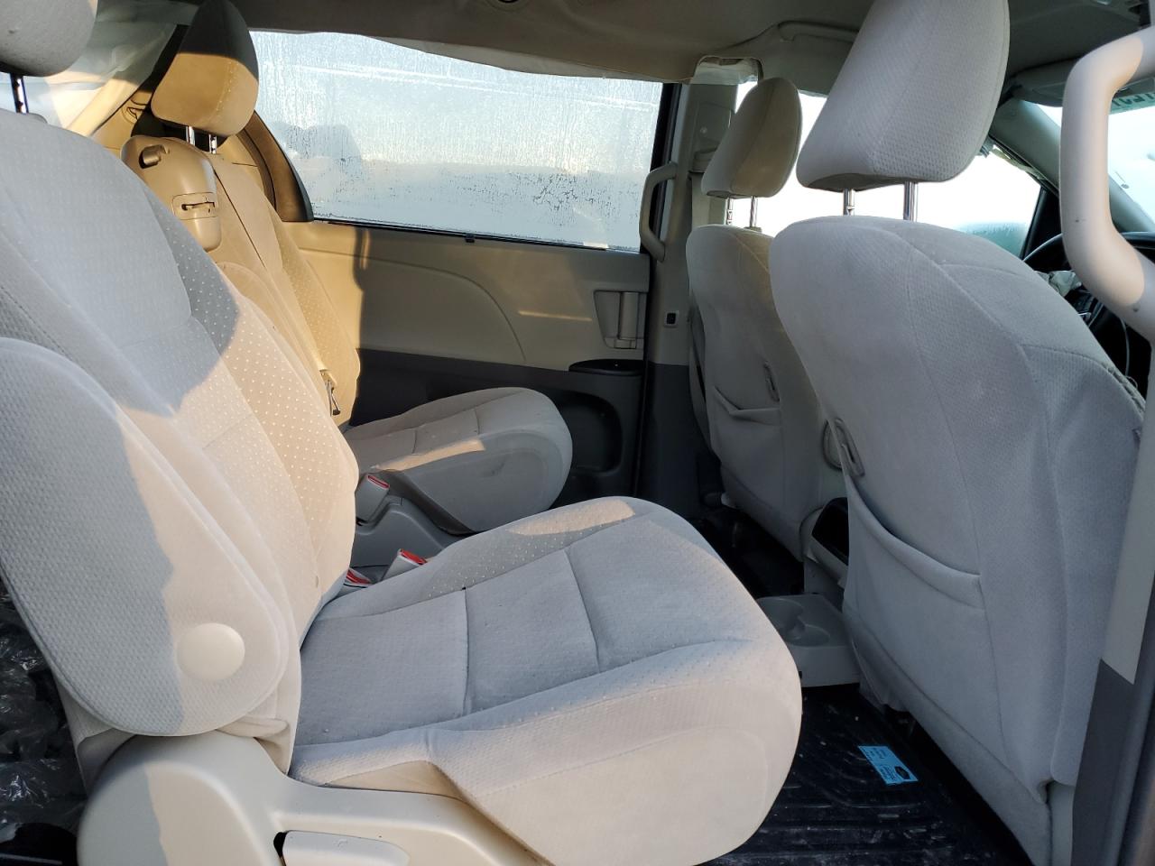 2017 Toyota Sienna - Image 11