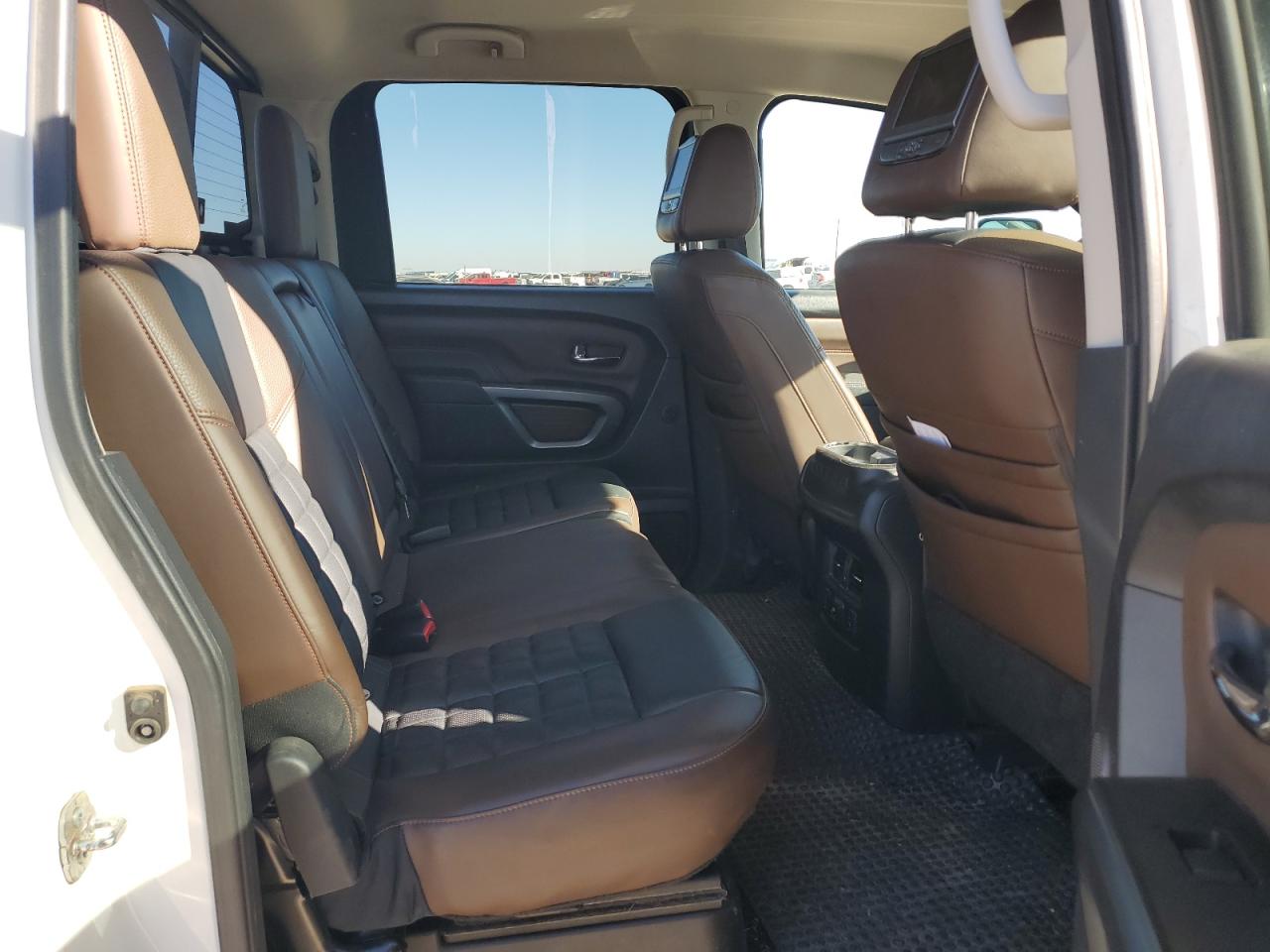2018 Nissan Titan - Image 10
