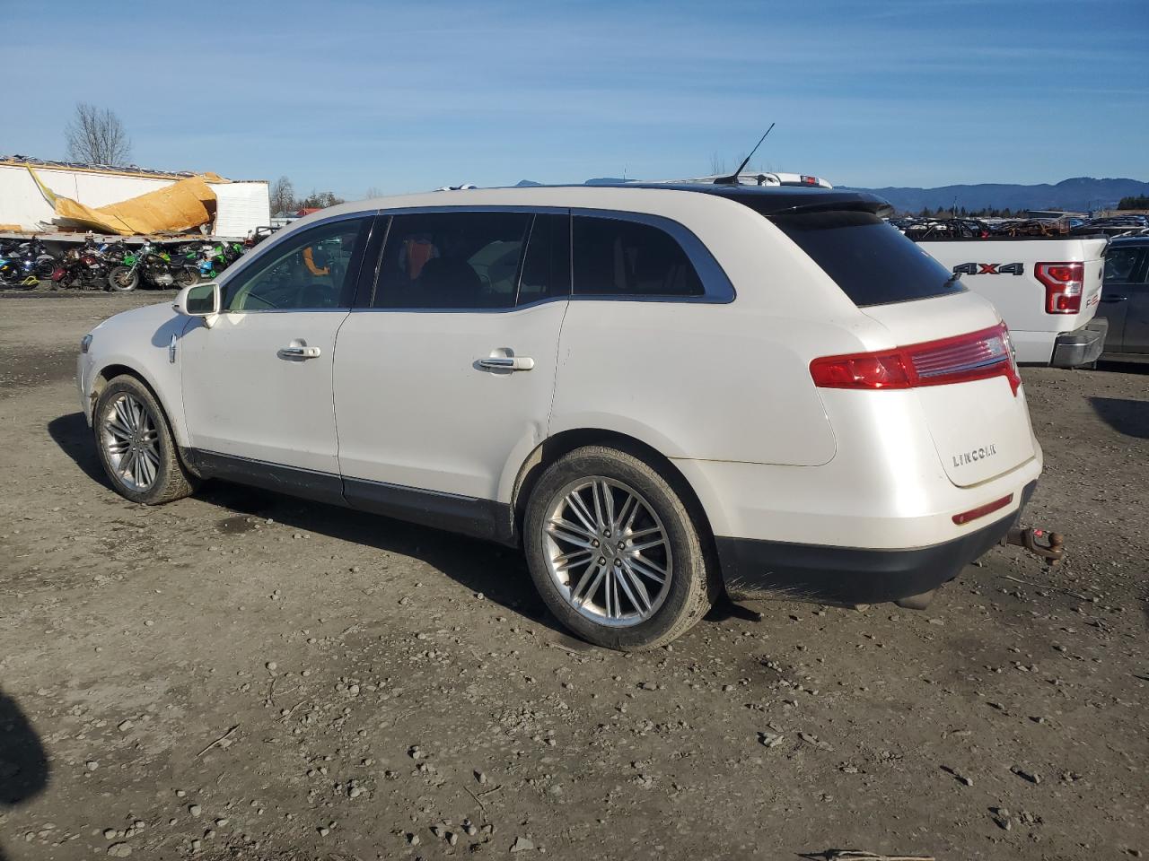 VIN 2LMHJ5AT8EBL56370 2014 LINCOLN MKT no.2