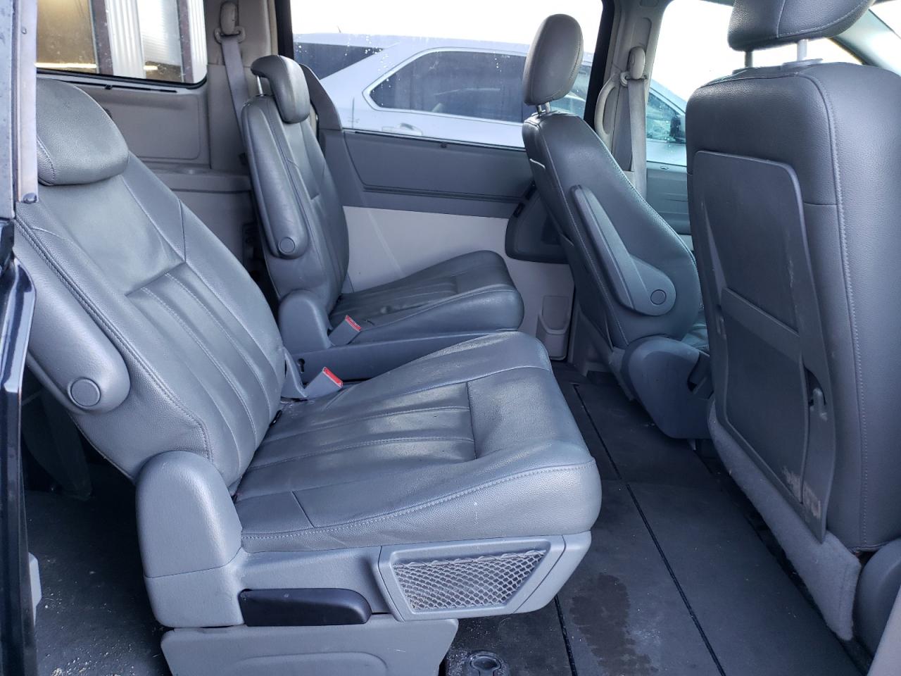 2008 Chrysler Town & Country - Image 11