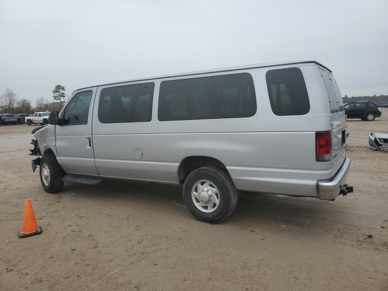 2013 Ford Econoline - Image 2