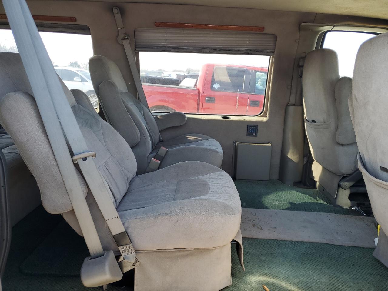2001 Chevrolet Express - Image 11