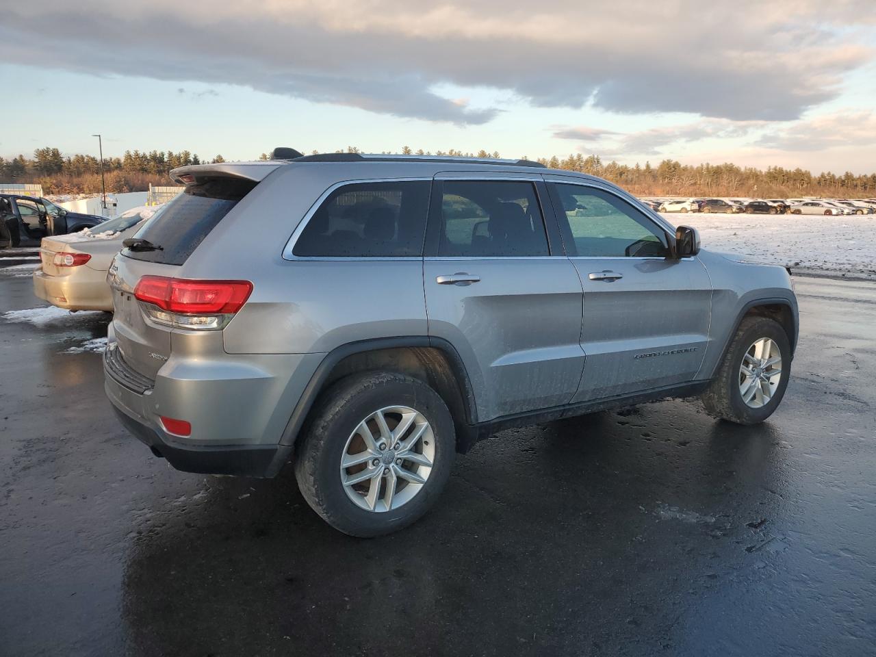 2017 Jeep Grand Cherokee - Image 3