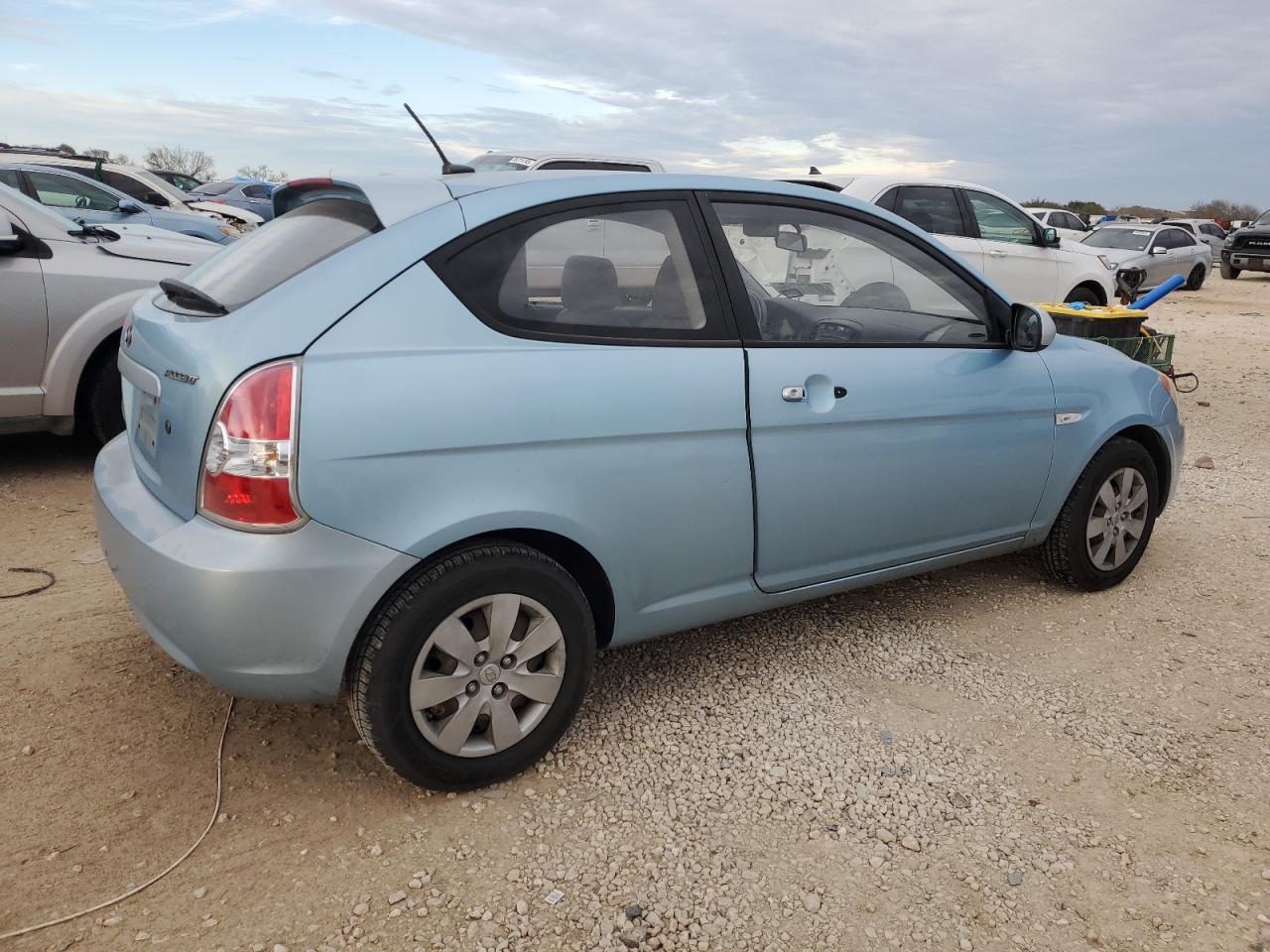 2011 Hyundai Accent - Image 3