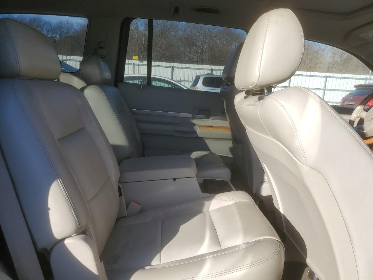 2007 Chrysler Aspen - Image 11