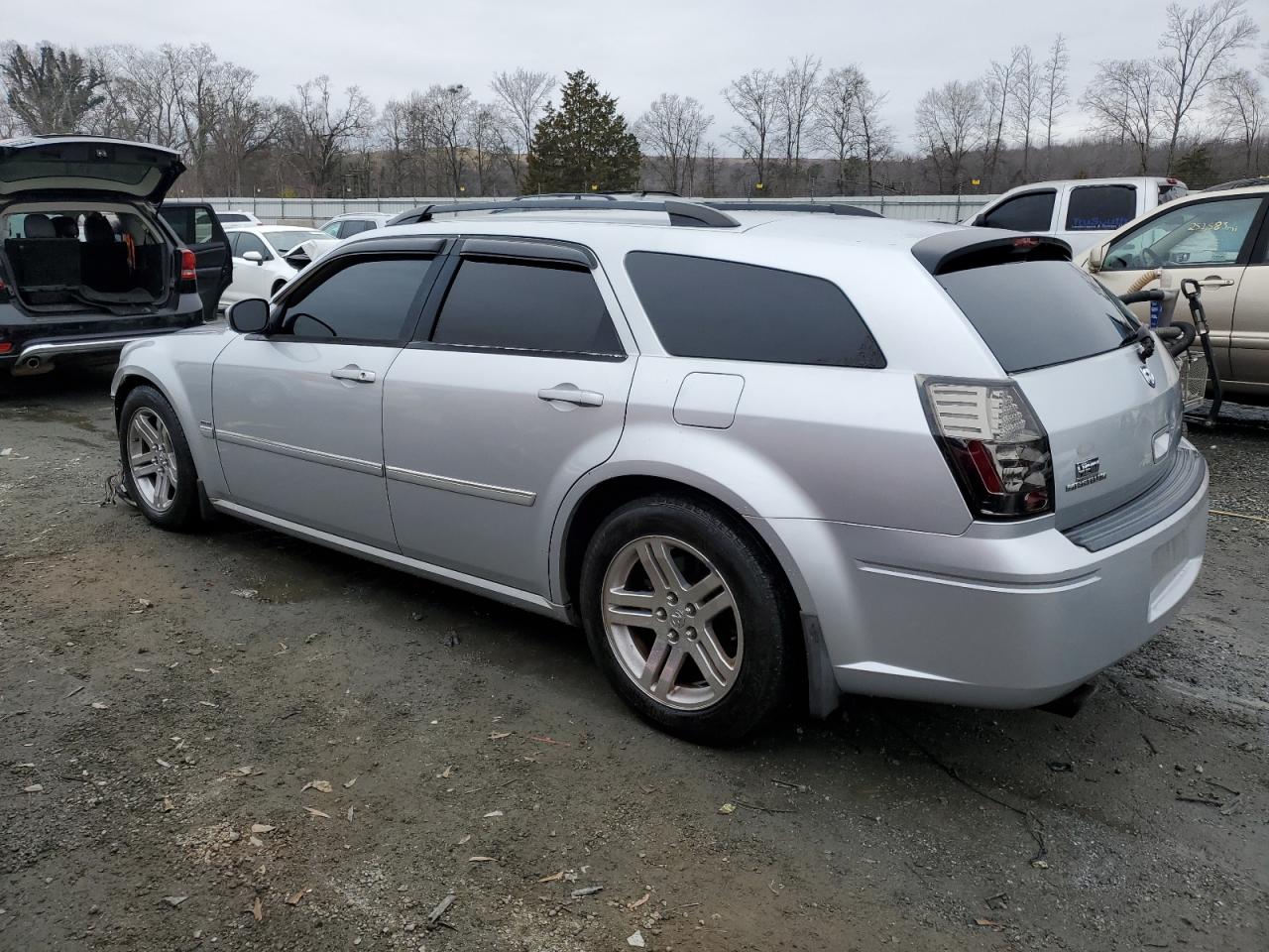 2005 Dodge Magnum - Image 2