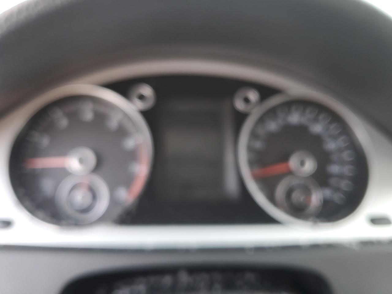 2010 Volkswagen Passat - Image 9