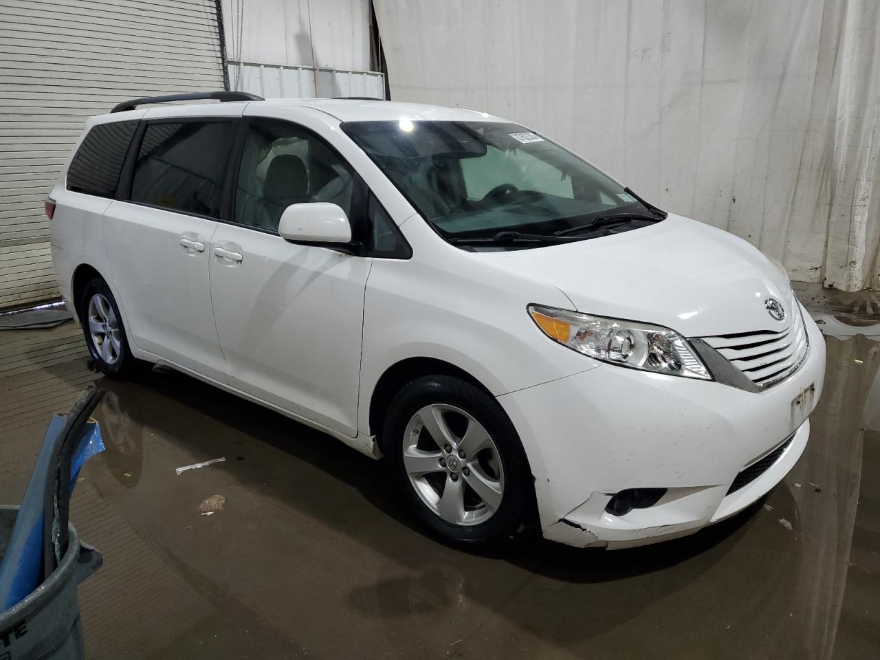 2015 Toyota Sienna - Image 4