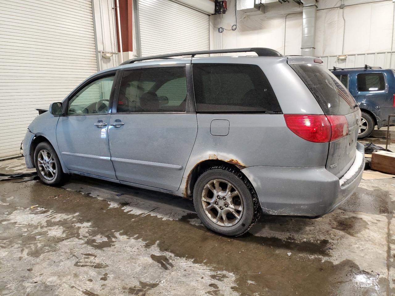 2006 Toyota Sienna - Image 2