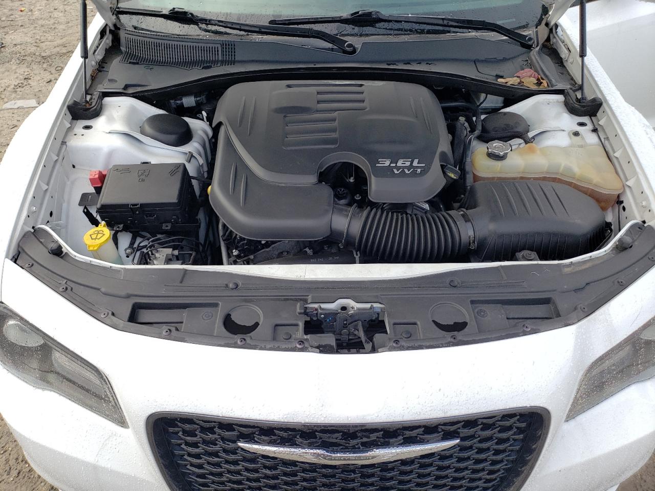 2019 Chrysler 300 - Image 13