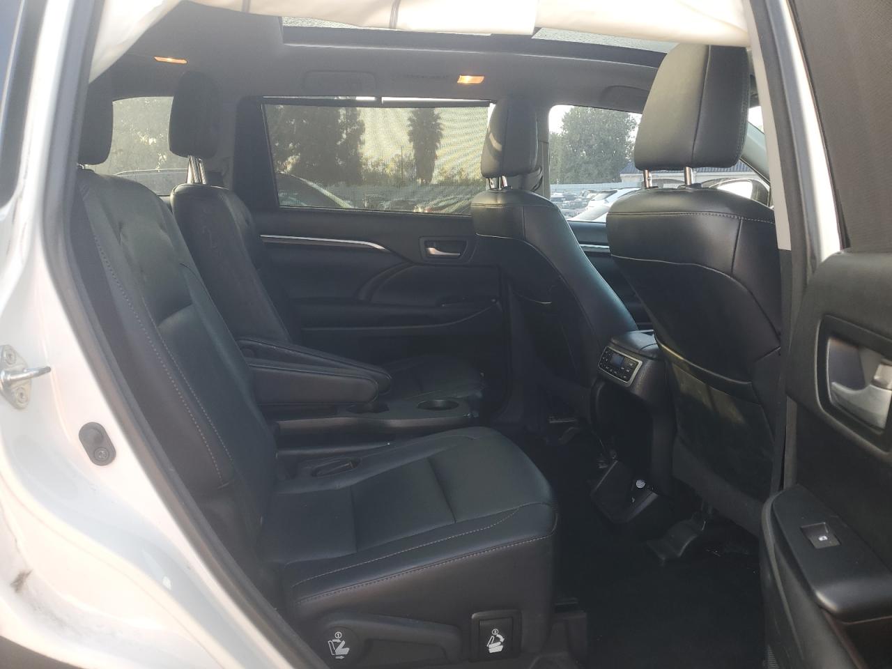 2015 Toyota Highlander - Image 11