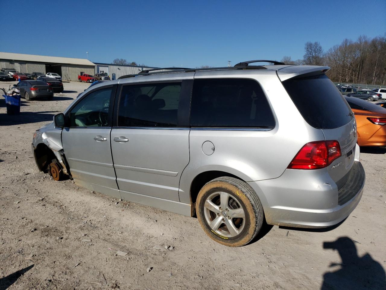 2009 Volkswagen Routan - Image 2