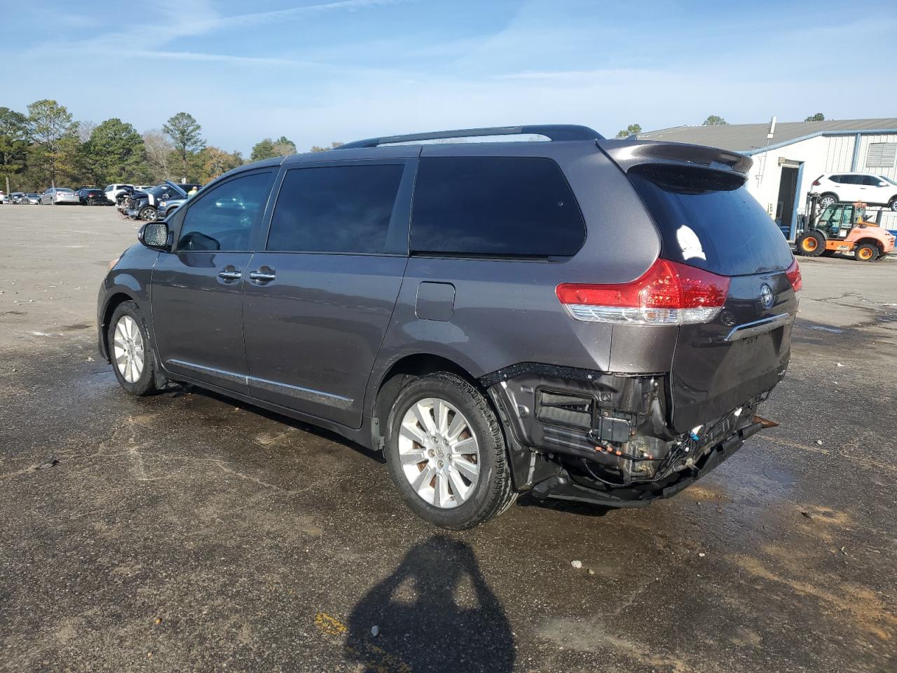 2014 Toyota Sienna - Image 2