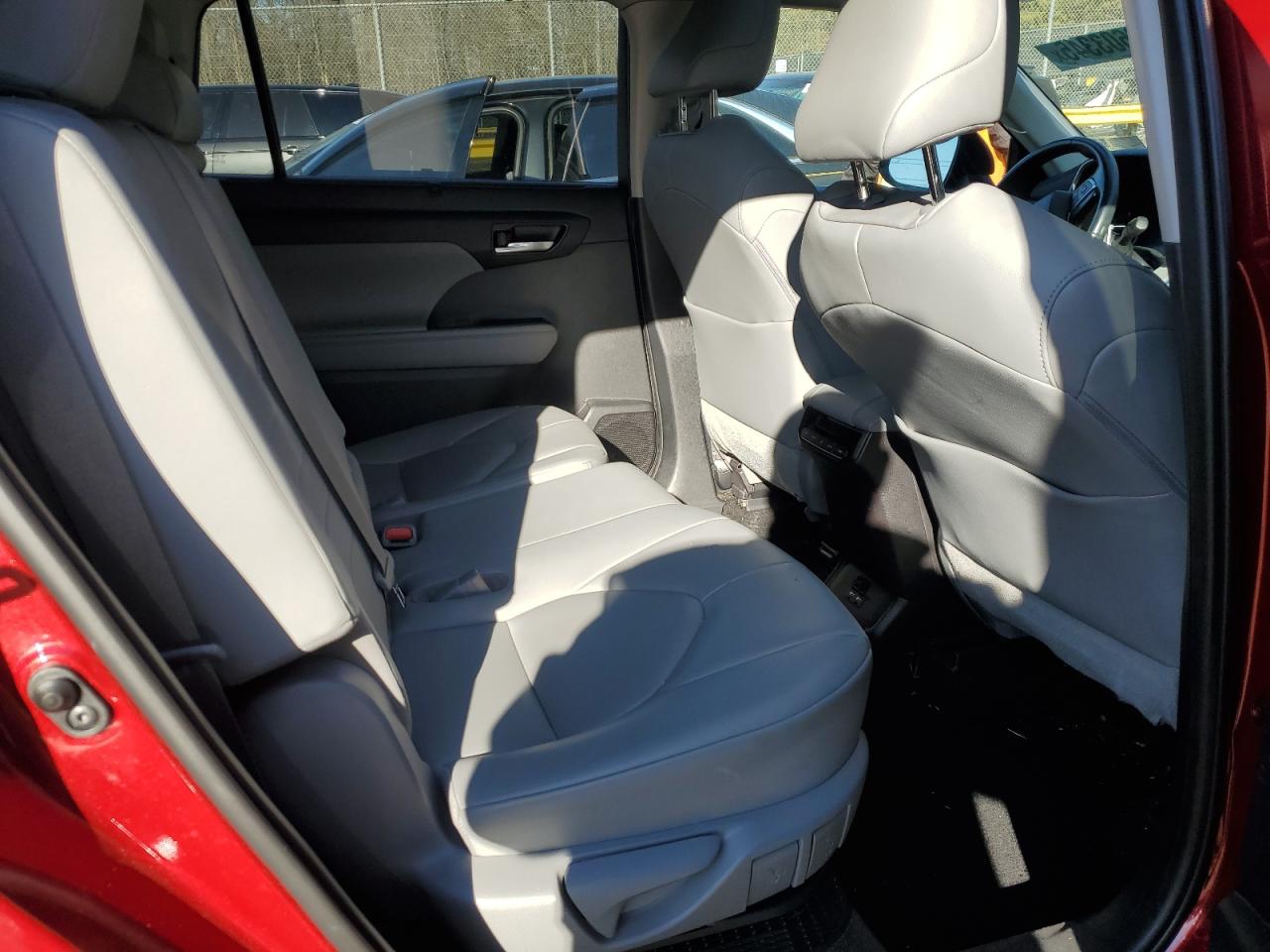 2020 Toyota Highlander - Image 11