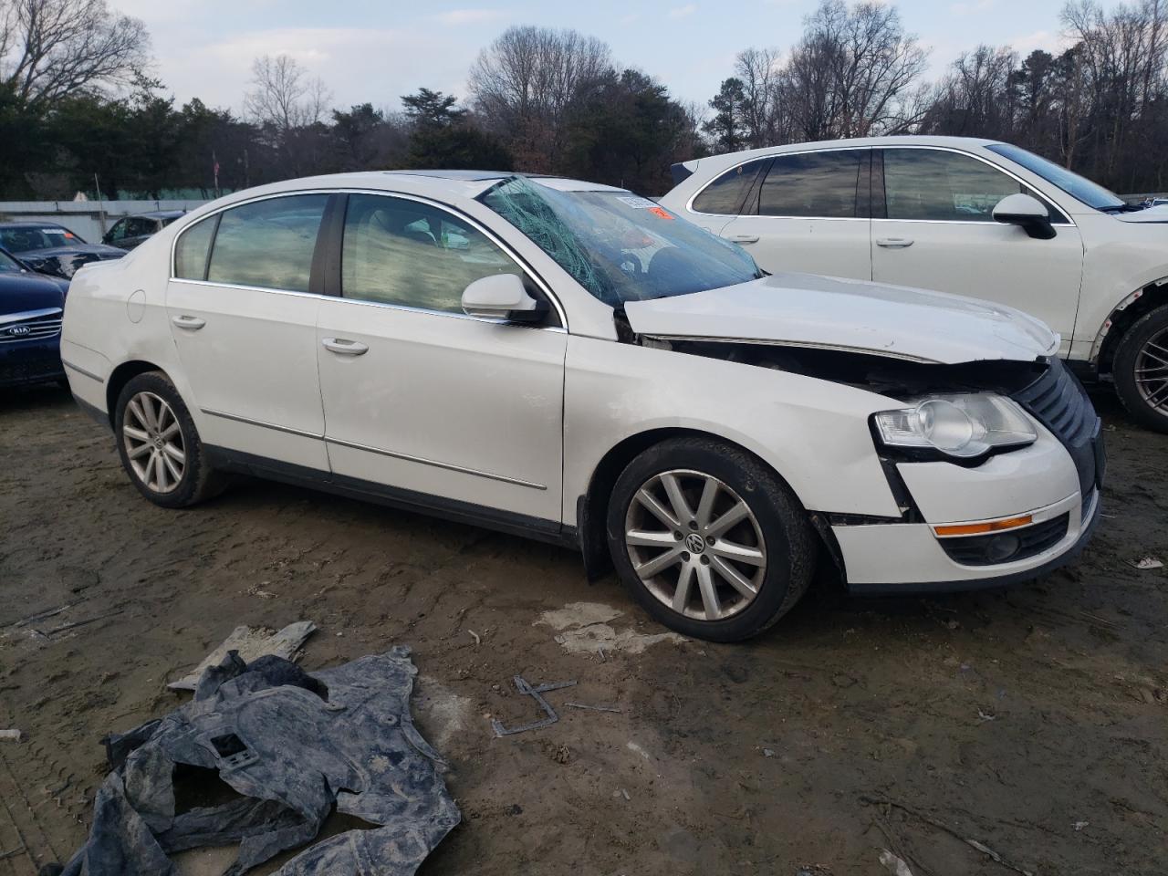 2010 Volkswagen Passat - Image 4