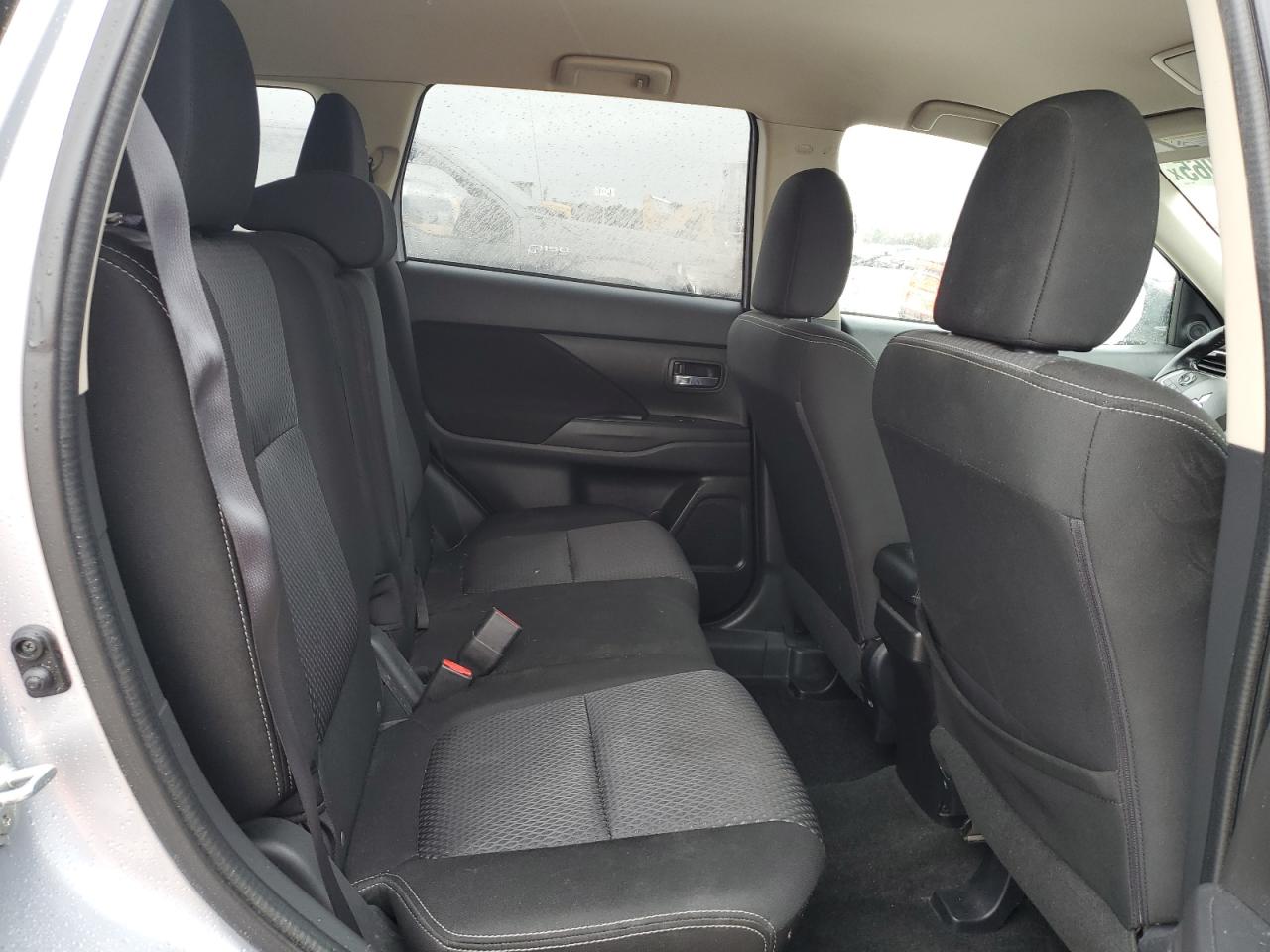 2016 Mitsubishi Outlander - Image 11