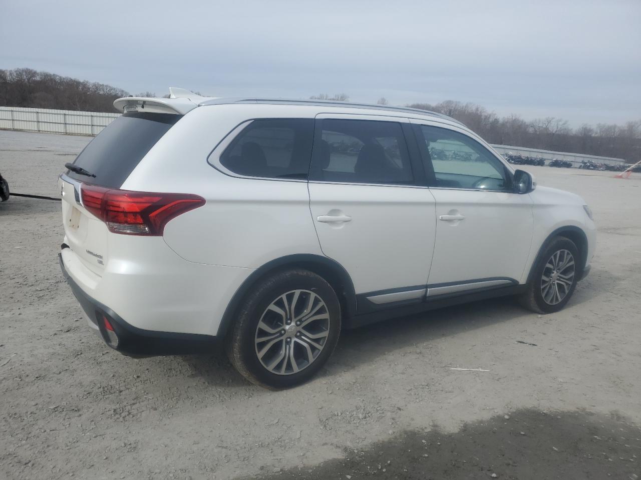 2017 Mitsubishi Outlander - Image 3