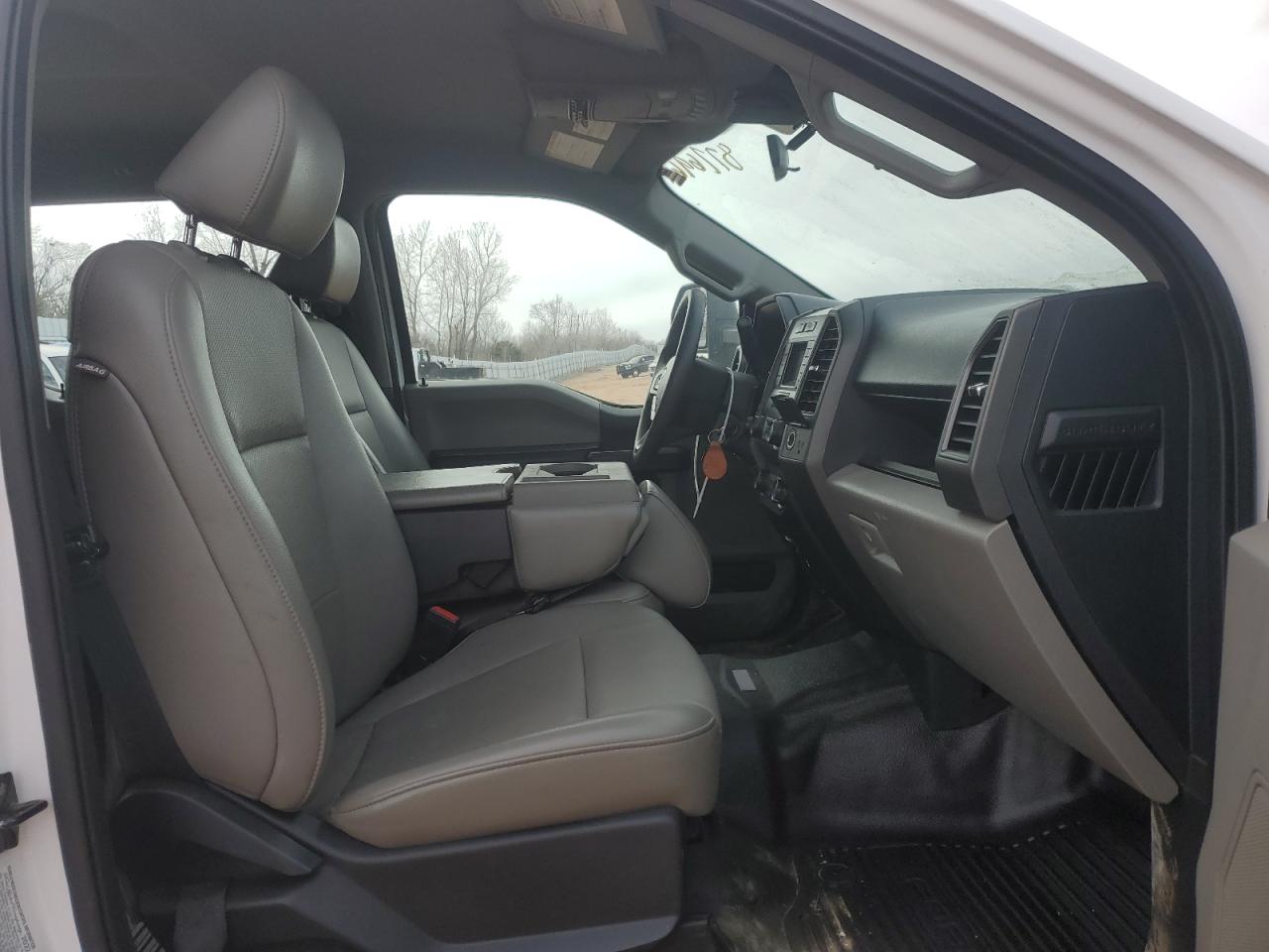2022 Ford F550 - Image 5