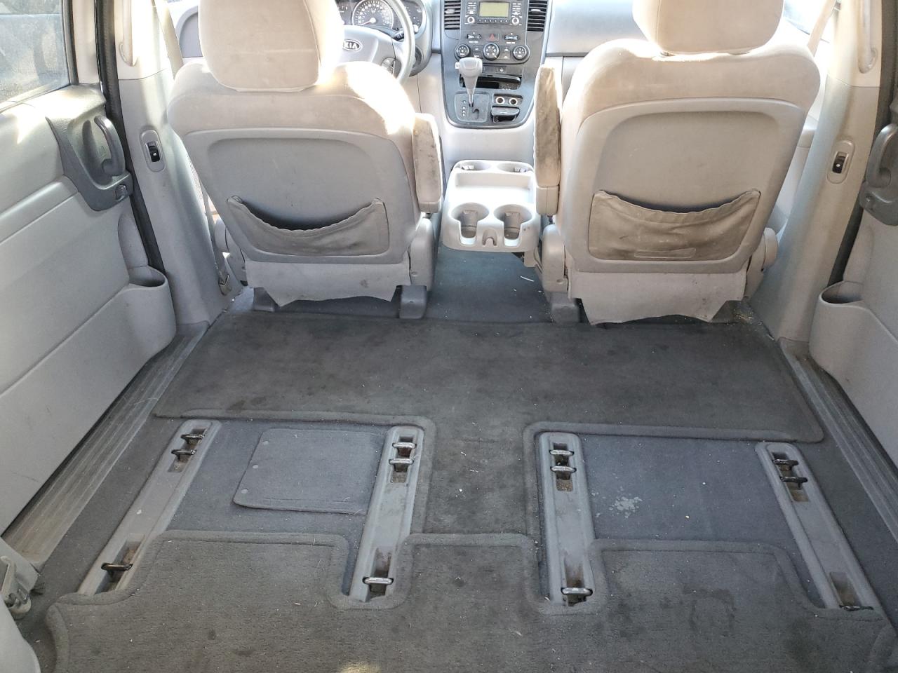 2010 Kia Sedona - Image 11
