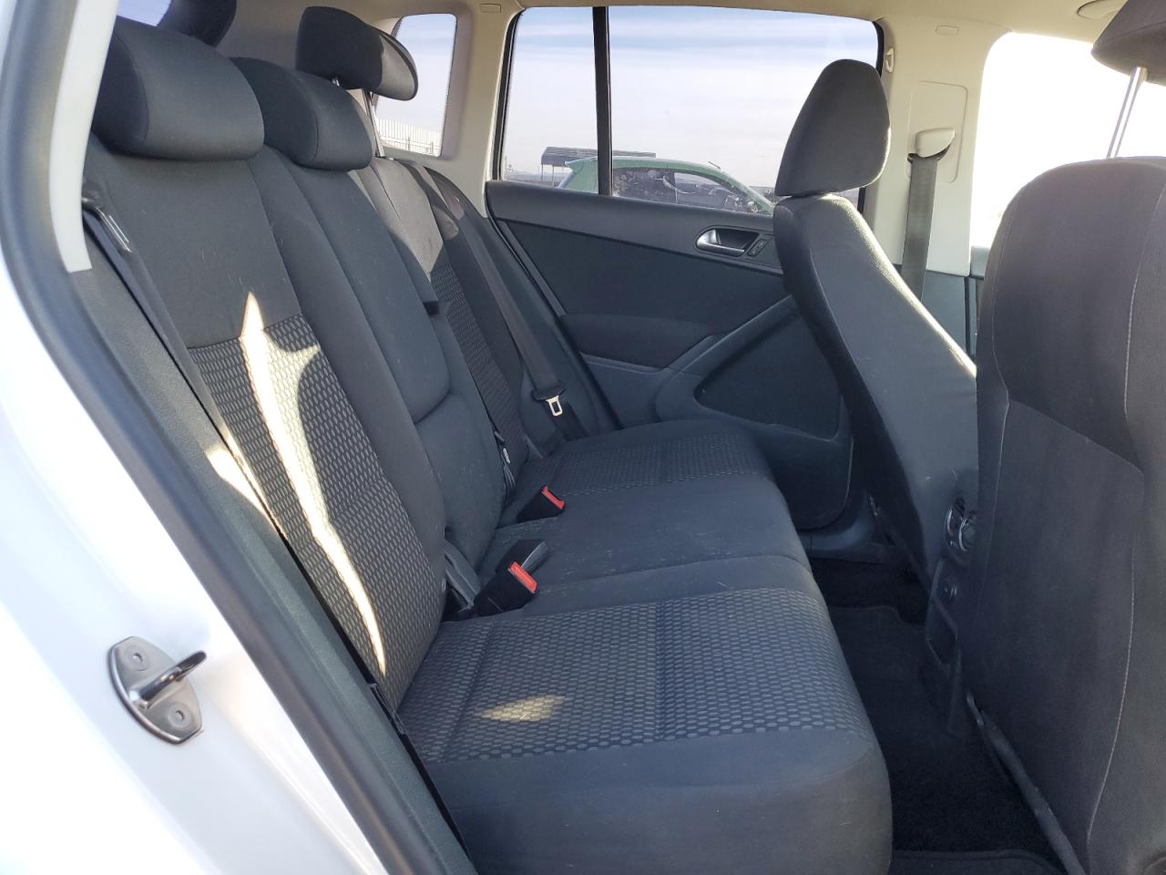 2010 Volkswagen Tiguan - Image 11