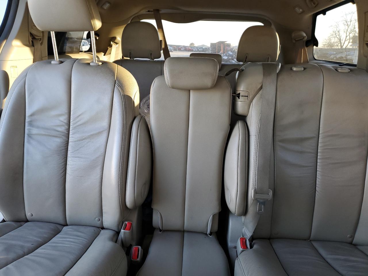 2011 Toyota Sienna - Image 10