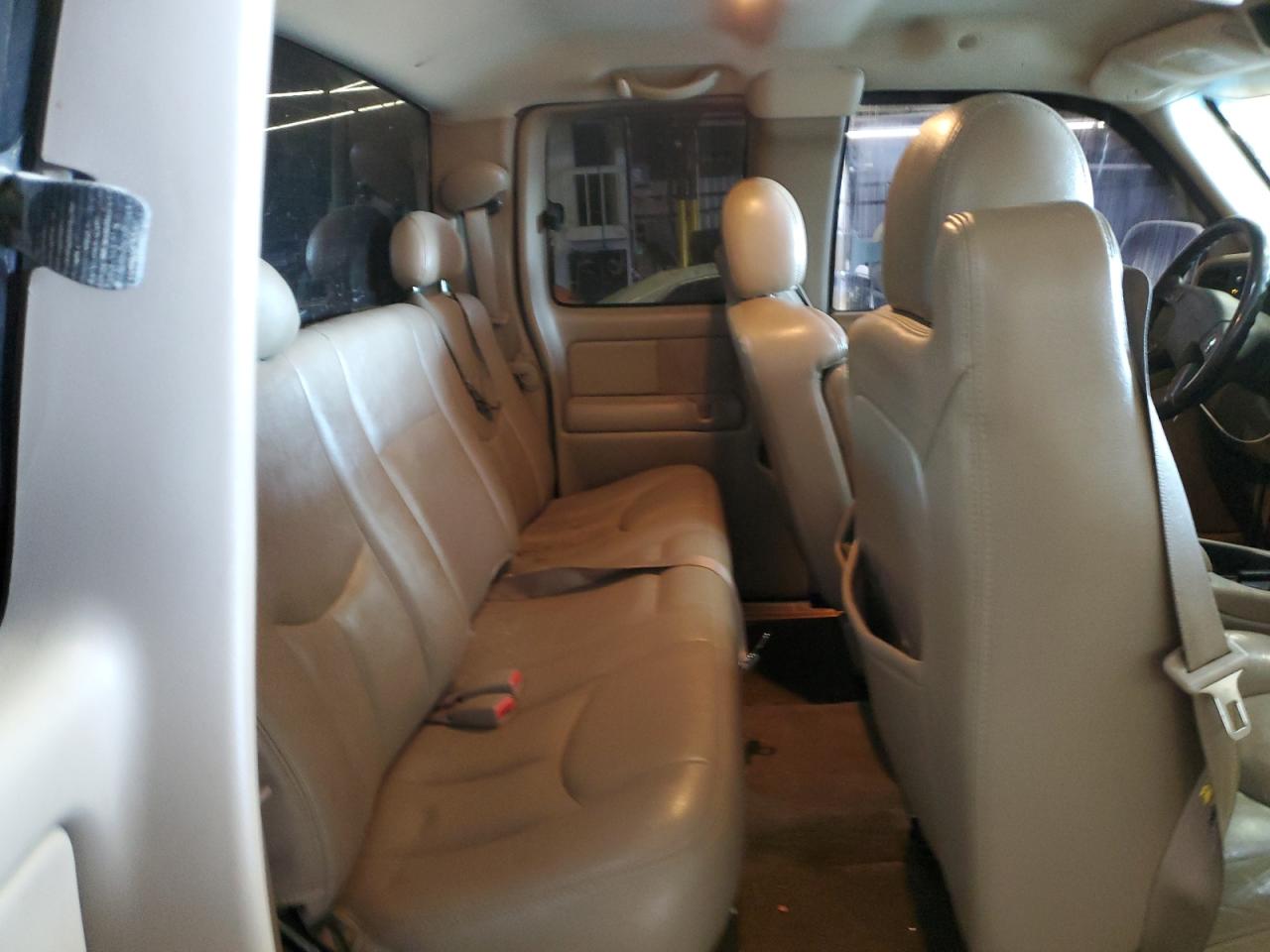 2003 Chevrolet Silverado - Image 11