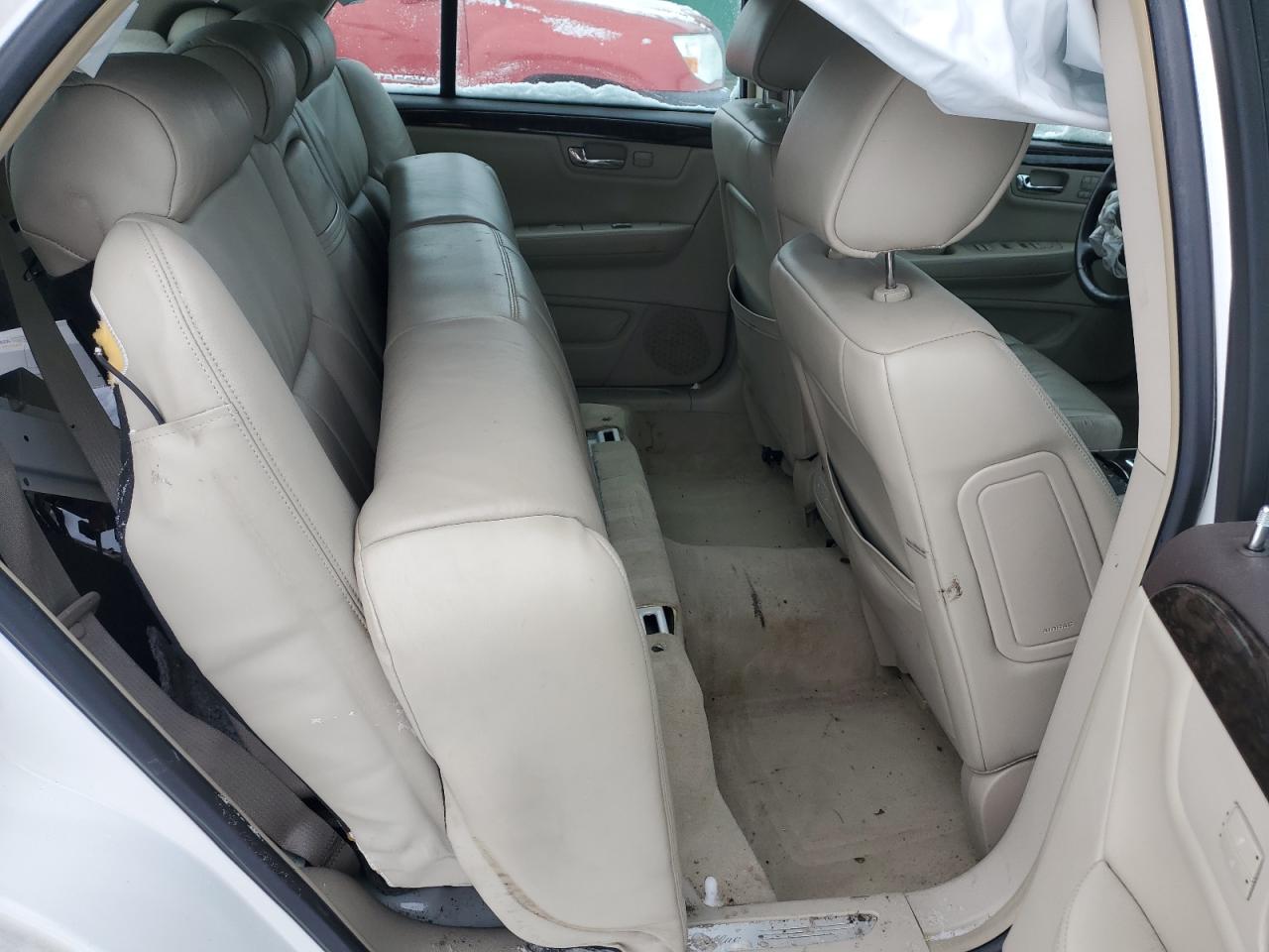2010 Cadillac DTS - Image 10