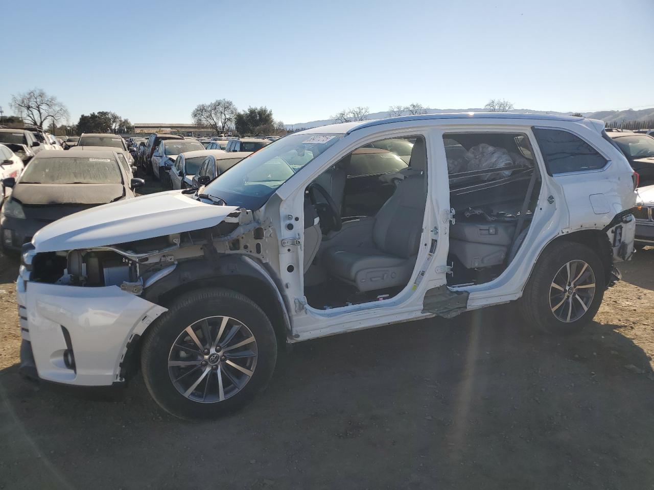 2018 Toyota Highlander - Image 1