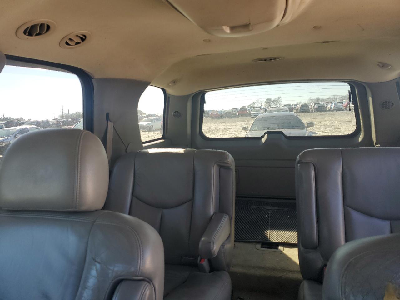 2004 Chevrolet Tahoe - Image 10
