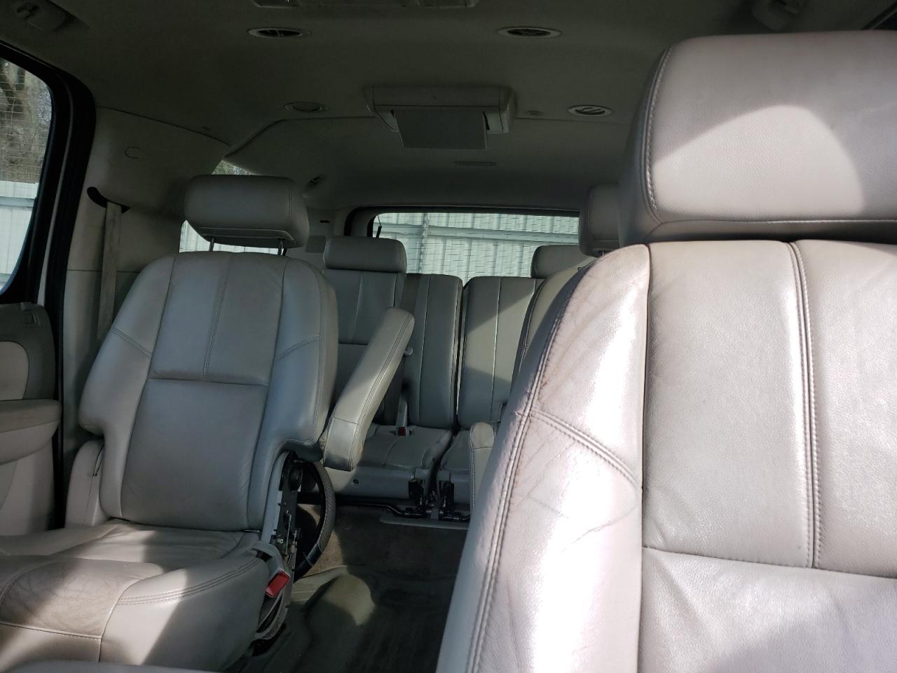 2009 Chevrolet Suburban - Image 10