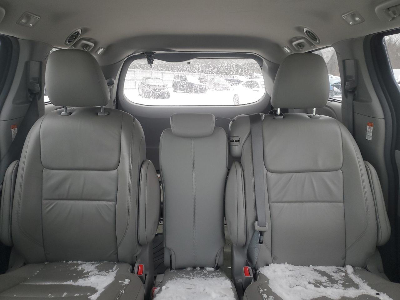 2017 Toyota Sienna - Image 10