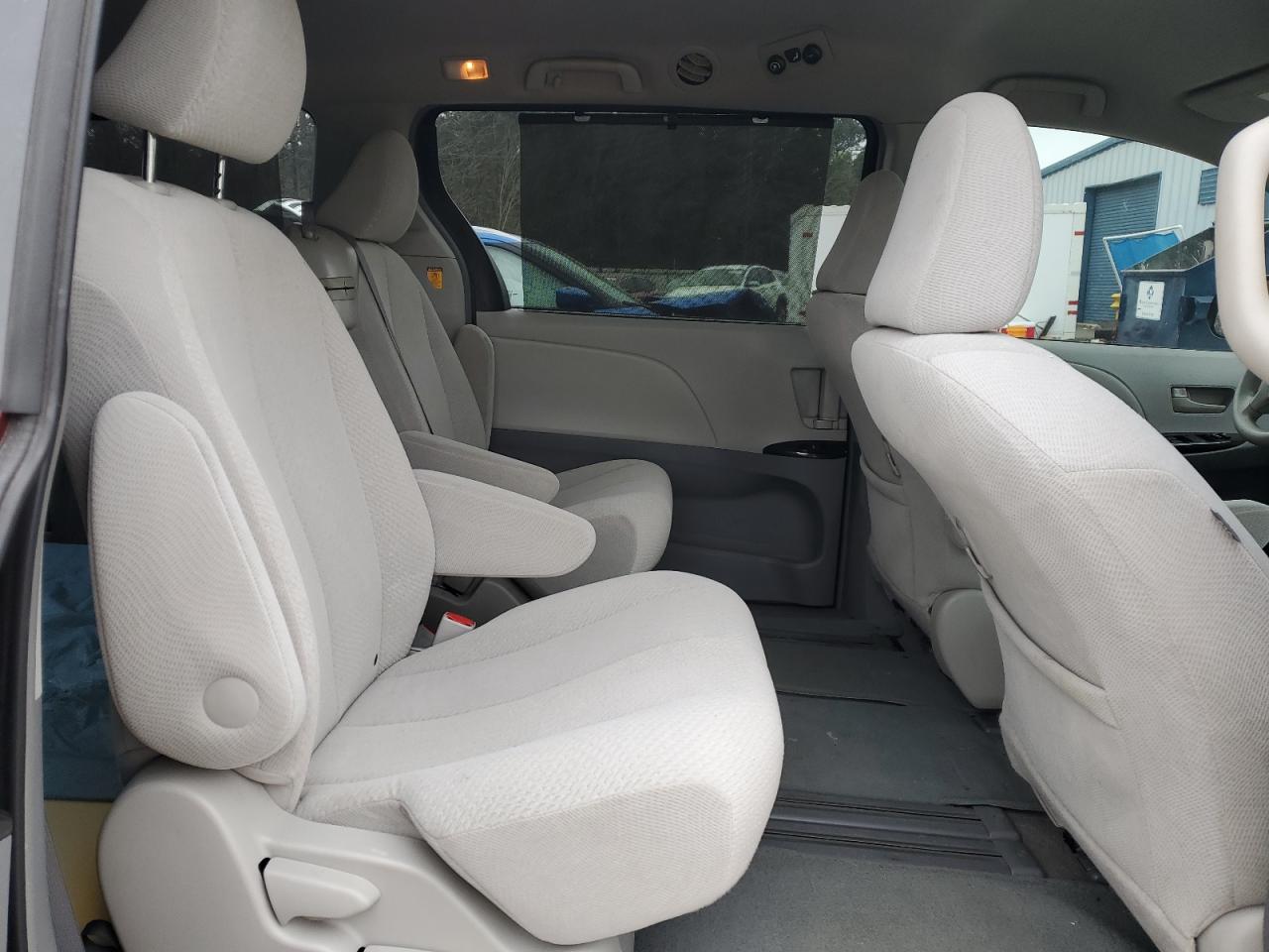 2011 Toyota Sienna - Image 11