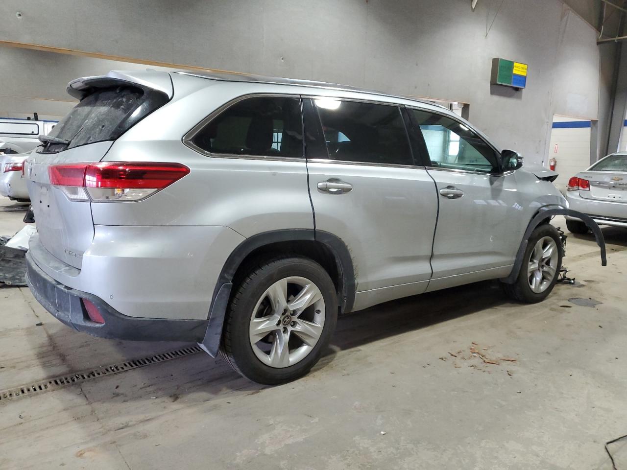 2017 Toyota Highlander - Image 3