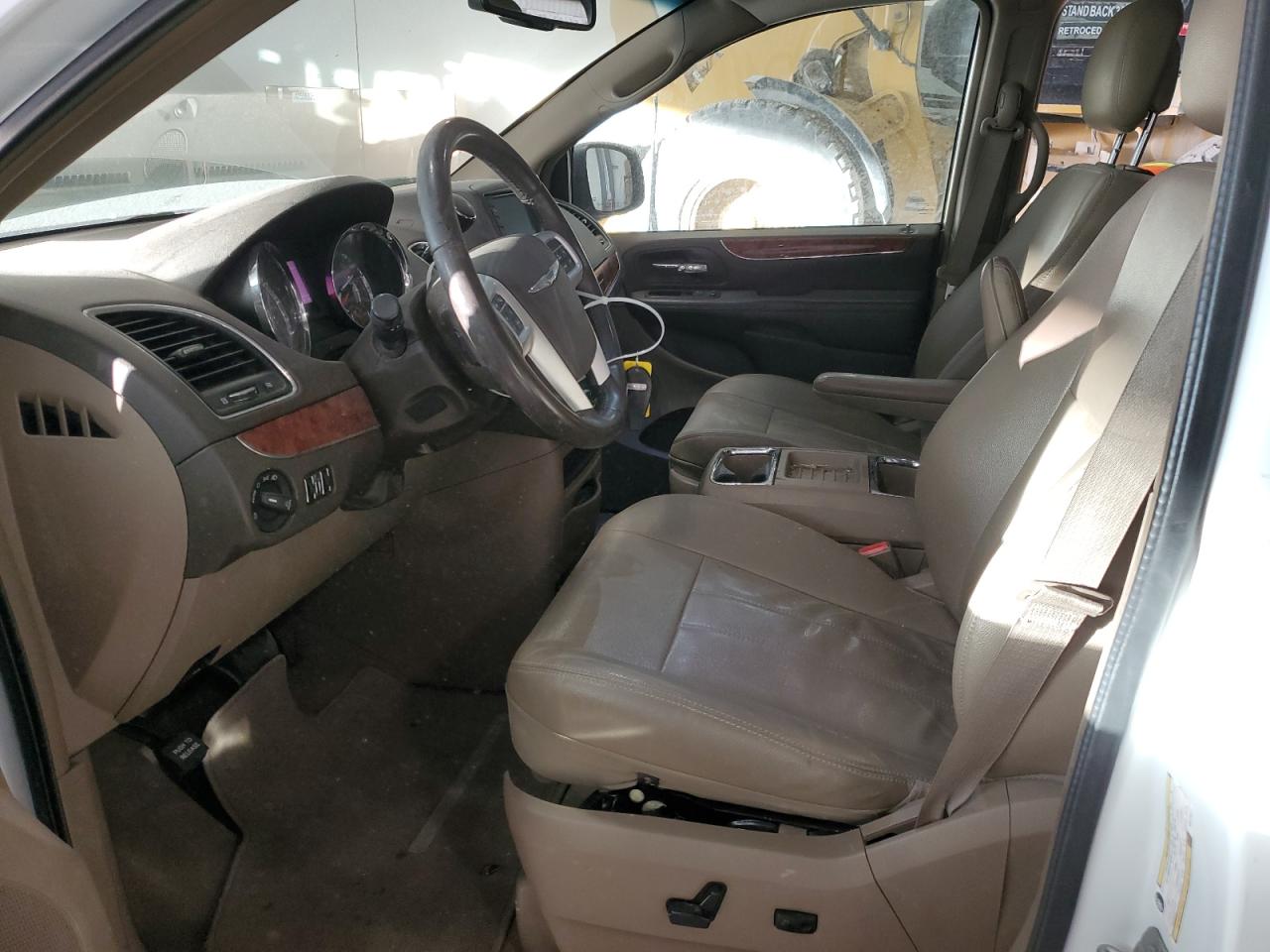 2016 Chrysler Town & Country - Image 7