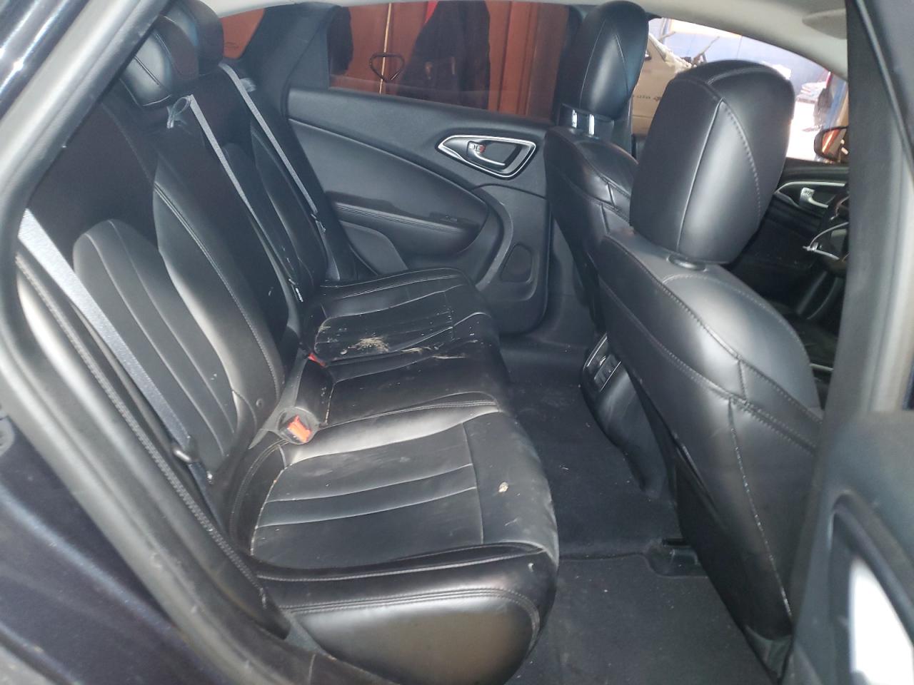 2016 Chrysler 200 - Image 10