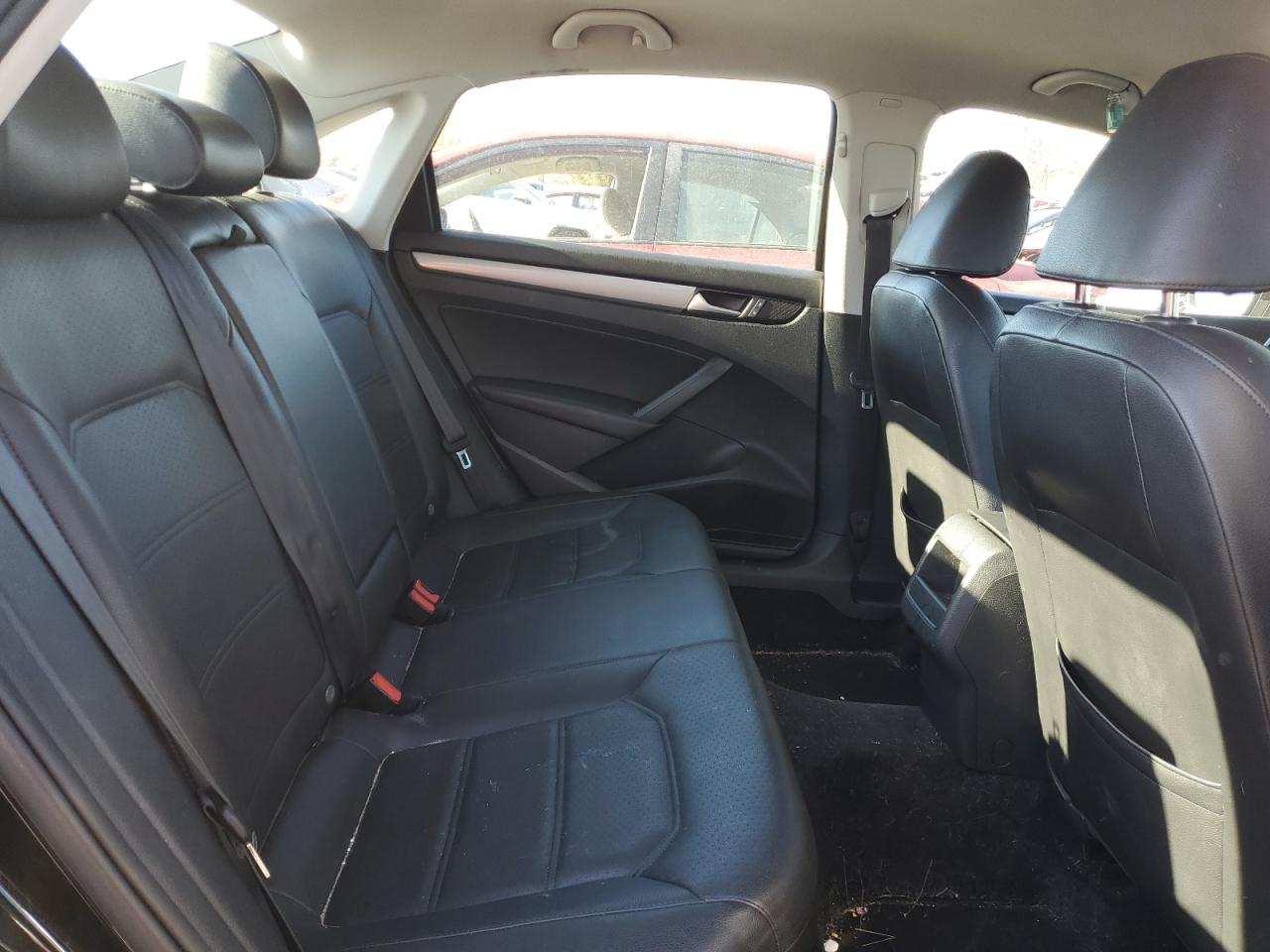 2015 Volkswagen Passat - Image 10