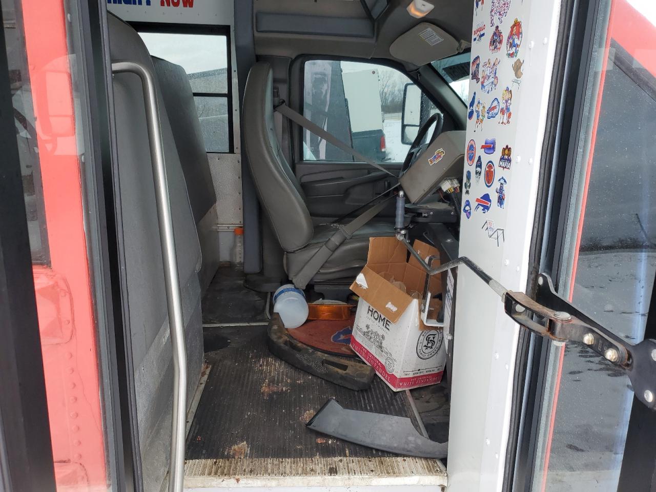 2010 Chevrolet Express - Image 5