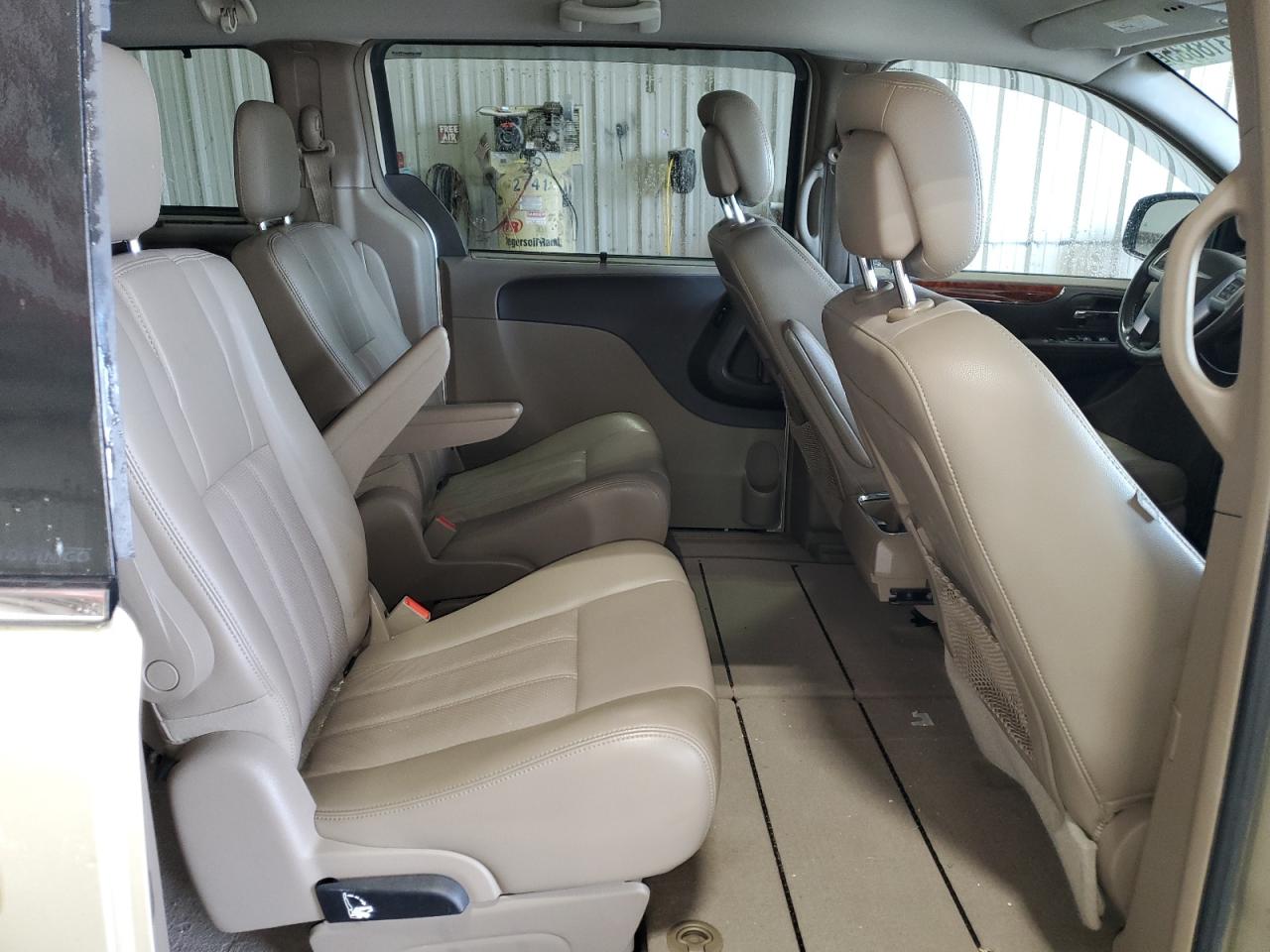 2012 Chrysler Town & Country - Image 11