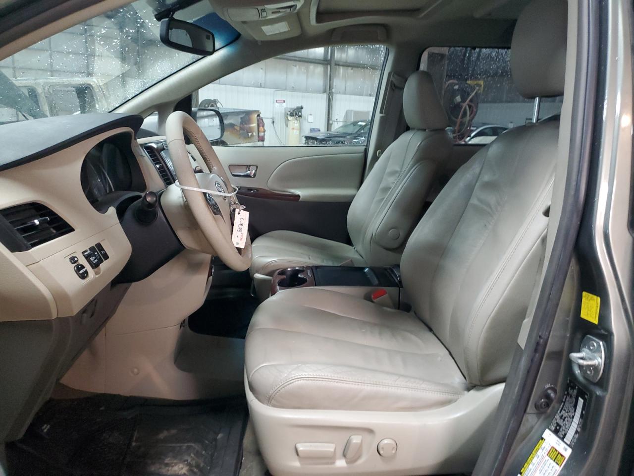 2011 Toyota Sienna - Image 7