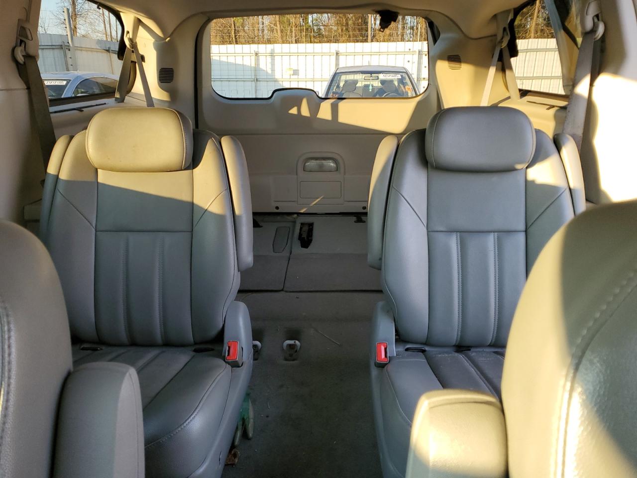 2008 Chrysler Town & Country - Image 10