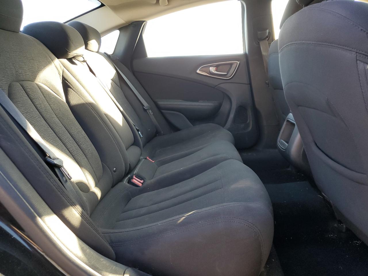 2016 Chrysler 200 - Image 10